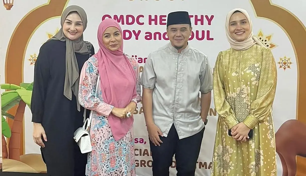 Unggahan swafoto tadi bukan kali pertama Mona Ratuliu tampil berhijab. Beberapa waktu lalu, bintang film Ekskul itu juga sempat mengungggah foto saat menutup auratnya. Rupanya, ia kini aktif mengikuti kajian. Dalam foto ini, ia mengikuti kajian bersama ustaz Hilman Fauzi bersama dengan Meisya Siregar dan Dwi Handa. (Liputan6.com/IG/@monaratuliu)