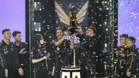 Tim RRQ Kazu merayakan kemenangan setelah berhasil menjadi juara saat grand final Free Fire Indonesia Masters 2022 Fall yang berlangsung di FFIM Stadium, Studio RCTI+, Kebon Jeruk, Jakarta, Minggu (23/10/2022). (Bola.com/Bagaskara Lazuardi)