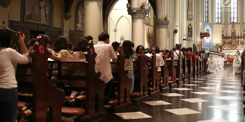 Suasana Misa Natal di Gereja Katedral