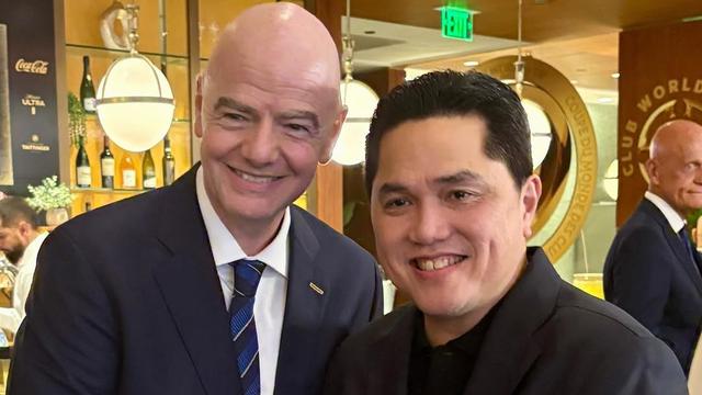 Ketua PSSI, Erick Thohir, bersama Presiden FIFA, Gianni Infantino.