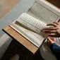 Ilustrasi membaca Al-Qur'an. (Foto oleh Alena Darmel: https://www.pexels.com/id-id/foto/tangan-gadis-duduk-dalam-ruangan-8164742/)