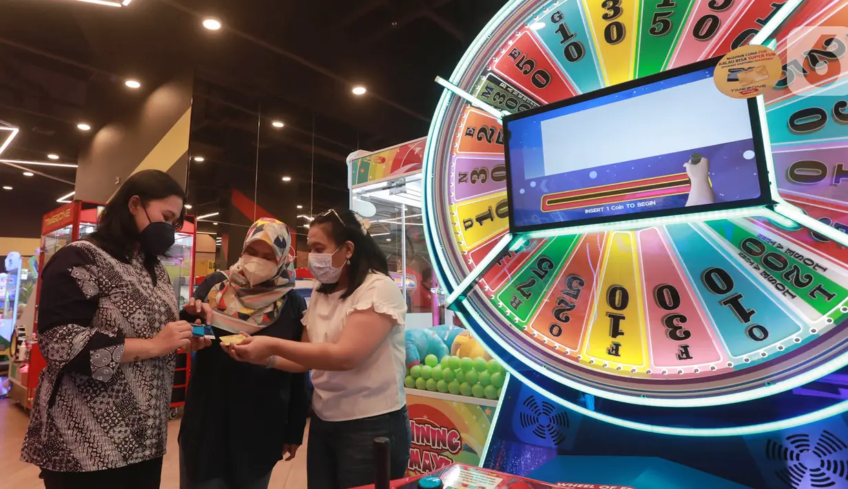 General Marketing Timezone Indonesia Kikie Randini (tengah), Head of People and Culture Rika Jatnikaningsih (kiri) dan GM Business Development Elisabeth (kanan) berbincang pada peluncuran Timezone Rewards “Reclaim Your Fun!” di Jakarta, (30/11/2021). (Liputan6.com/HO/Ading)