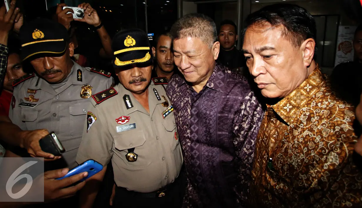 Petugas mengawal Chairman Agung Sedayu Group Sugianto Kusuma alias Aguan berjalan dengan pengawalan seusai memenuhi panggilan KPK, Jakarta, Rabu (13/4). (Liputan6.com/Immanuel Antonius)