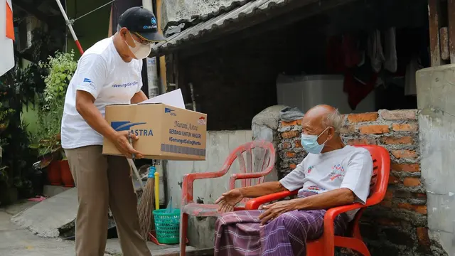 Kisah Haru Hasim & Sukir Ketika Terima Bantuan #SemangatSalingBantu dari Astra