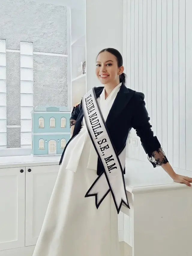 Saat meraih gelar S.E., M.M. karina pun nampak elegan meski sedang hamil. Ia tampil mengenakan dress putou dan blazer hitamnya.