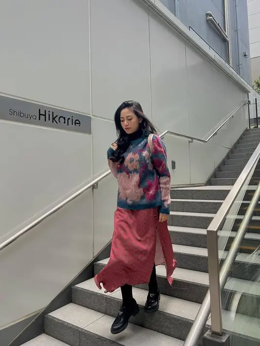 Netizen mengaku senang melihat Rachel tampil dengan baju-baju tertutup seperti ini. (instagram.com/rachelvennya)