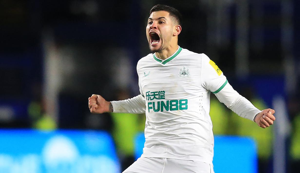 Bruno Guimaraes akhirnya mampu memperkecil skor menjadi 1-2 lewat golnya pada menit ke-69. (AFP/Lindsey Parnaby)