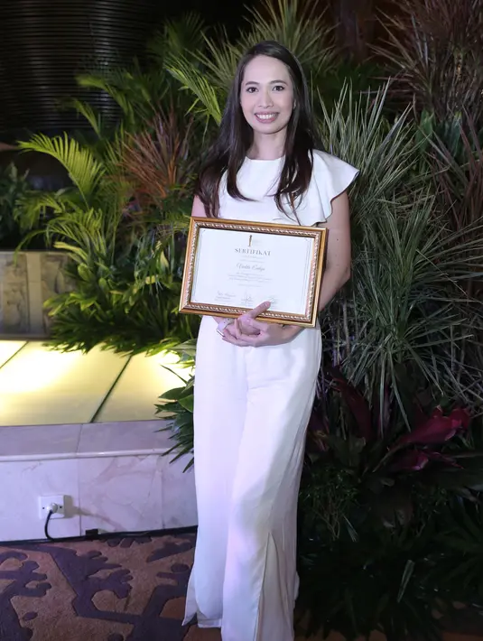 "Jangan dulu, saya masih suka dengan dunia entertaint. Saya masih syuting-syuting juga. Sebisa mungkin balance lah," ujar Verlita Evelyn saat ditemui di kawasan Kuningan, Jakarta Selatan, Jumat (11/11/2016). (Galih W. Satria/Bintang.com)