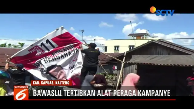Bawaslu Kapuas dan Satpol PP lepas alat peraga kampanye yang melanggar aturan di Kapuas, Kalimantan Tengah.