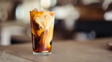 Resep dan Cara Membuat Ice Americano dengan Kopi Intant yang Mudah - Food Fimela.com