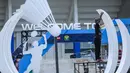 Tak sekadar menyajikan duel elite, Indonesia Masters 2026 menghadirkan konsep sportainment untuk memberikan pengalaman menonton yang berbeda. Panitia bersama PBSI berkomitmen menjadikan turnamen ini sebagai pesta rakyat, dengan harga tiket terjangkau serta beragam aktivitas dan hiburan di berbagai area Istora. Tampak dalam foto, aktivitas pekerja jelang perhelatan Indonesia Masters 2026 di Istora, Kompleks Gelora Bung Karno (GBK), Senayan, Jakarta, Senin (19/1/2026). (Bola.com/Bagaskara Lazuardi)