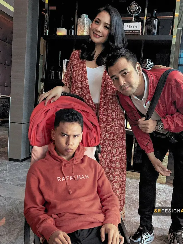 6 Editan Foto Keluarga Raffi Ahmad Ini Bikin Senyum, Ada Rafathar Dirangkul Messi
