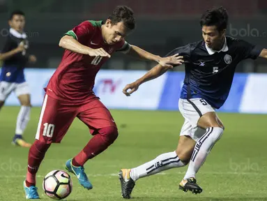 Gelandang Timnas Indonesia U-19, Egy Maulana Vikri, berusaha melewati pemain Kamboja U-19 pada laga persahabatan di Stadion Patriot, Bekasi, Rabu (4/10/2017). Indonesia menang 2-0 atas Kamboja. (Bola.com/Vitalis Yogi Trisna)