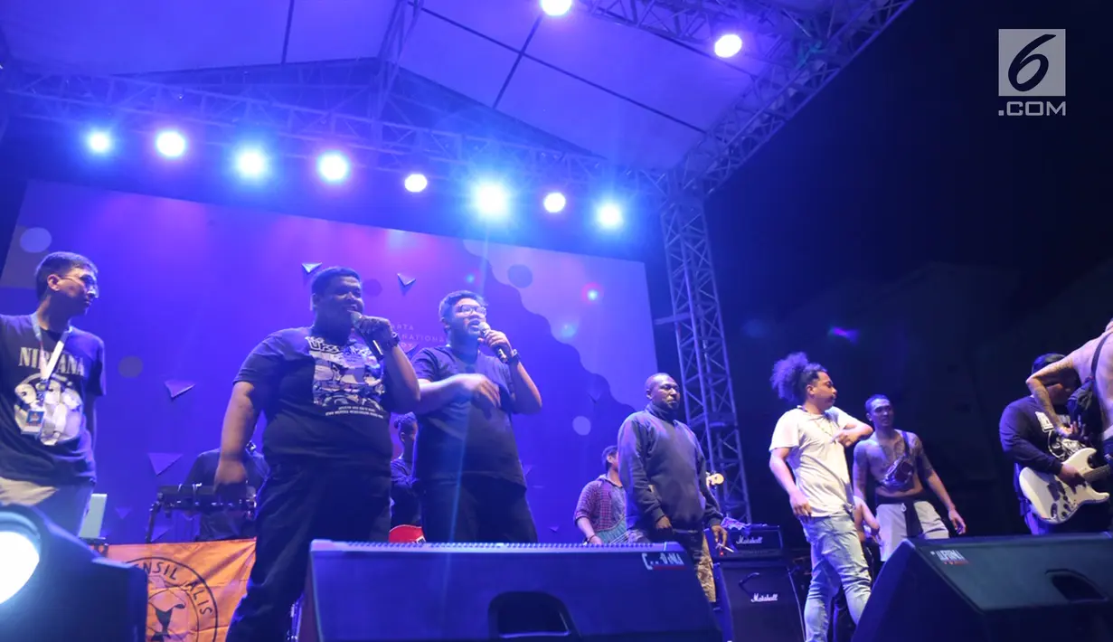 Komika Arie Kriting (kaos putih) bersama Orkes Pensil Alis saat menghibur penonton selama acara Jakarta International Comedy Festival (JICOMFEST) 2019 di panggung J-Trust di JIExpo, Kemayoran, Jakarta, Sabtu (3/8/2019). (Kapanlagi.com/Daniel Kampua)