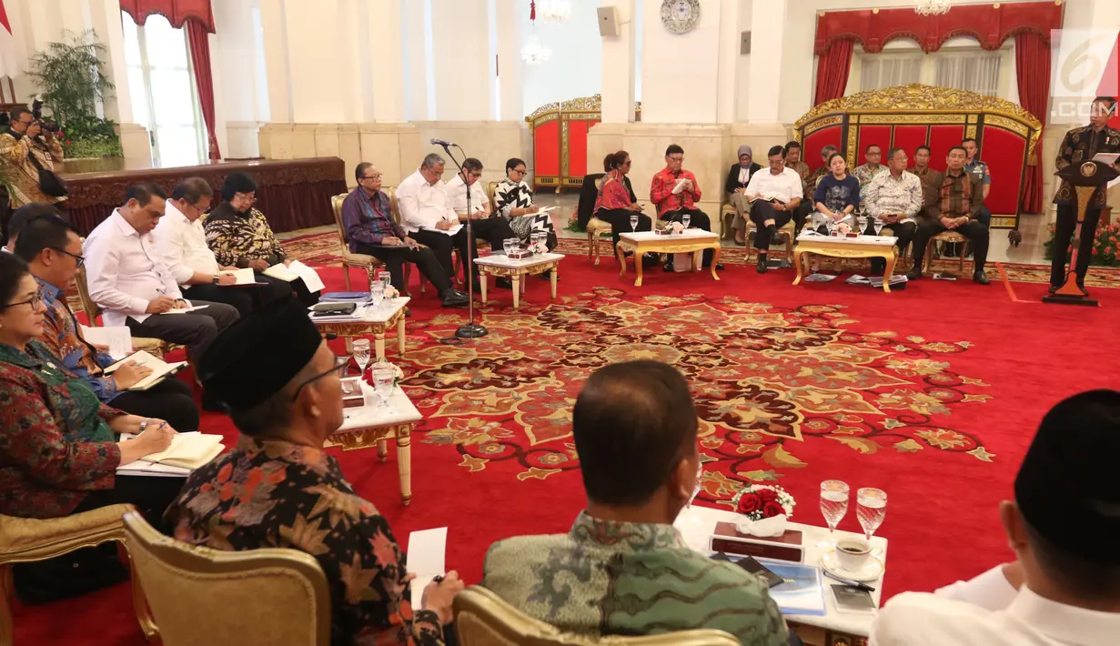 Suasana rapat kabinet pariurna di Istana Negara, Jakarta, Selasa (16/10). Rapat kabinet pariurna tersebut membahas evaluasi penangan bencana alam. (Liputan6.com/Angga Yuniar)