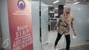 Seorang pegawai keluar dari Kantor Badan Nasional Pengelola Perbatasan (BNPP) yang baru diresmikan di Jakarta, Kamis (19/5). Keberadaan kantor baru itu diharap dapat memperlancar kordinasi BNPP dengan sejumlah stakeholders (Liputan6.com/Faizal Fanani)
