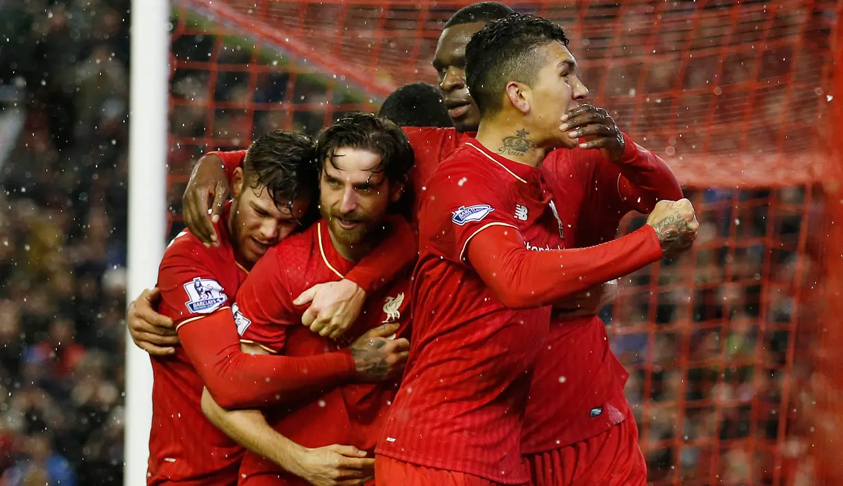 Gelandang Liverpool, Joe Allen (kedua kiri) melakukan selebrasi usai mencetak gol kegawang Liverpool pada lanjutan Liga Inggris di stadion Anfield, Inggris (14/1/2016). Liverpool bermain imbang dengan Arsenal dengan skor 3-3. (Reuters/Carl Recine)