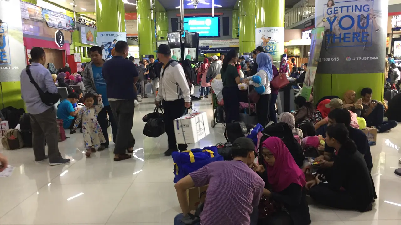 Pemudik di Stasiun Gambir 