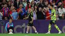 Bek Arsenal, Takehiro Tomiyasu berjalan meninggalkan lapangan setelah menerima kartu kuning kedua saat menghadapi Crystal Palace pada laga pekan kedua Liga Inggris 2023/2024 di Selhurst Park, London (21/8/2023). (AFP/Adrian Dennis)