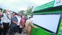 Bupati Berau Sri Juniarsih saat menyerahkan 30 booth secara simbolis kepada pelaku UMKM di Kabupaten Berau yang berasal dari PT Berau Coal.