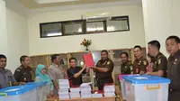 Tim penyidik Kejari Bengkulu melakukan pelimpahan berkas perkara kasus korupsi dana bansos kepada ketua Pengadilan Negeri Kota Bengkulu (Liputan6.com/Yuliardi Hardjo) 