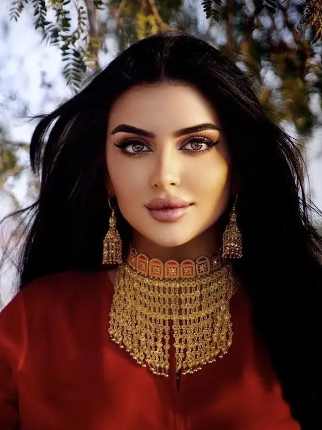 Pesona Putri Dubai yang Baru Menikah di Usia 29 Tahun, credit: @hhshmahra