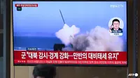 Siaran berita dengan rekaman uji coba rudal Korea Utara, di sebuah stasiun kereta api di Seoul, Korea Selatan pada 8 Mei 2025. (AFP/Jung Yeon-je)