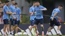 Pemain timnas Argentina (kiri - kanan) Giovanni Simeone, Guido Rodriguez, Alexis Mac Allister, Lionel Messi dan Giovani Lo Celso menjalani sesi latihan di Ezeiza, Argentina, Rabu (21/3/2023). Selain melawan Panama, timnas Argentina juga akan melawan Curacao dalam FIFA Matchday. (AFP/Juan Mabromata)