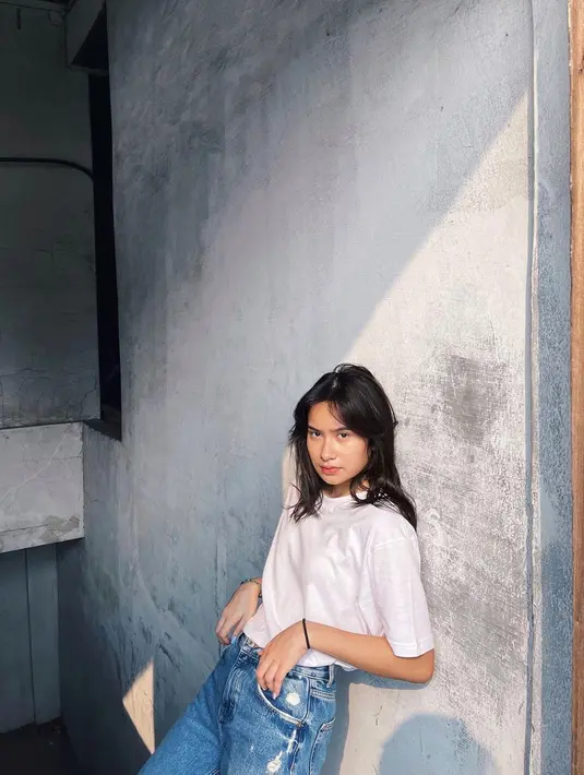 Outfit simpel dengan kenakan kaus putih juga membuat Satine Zaneta terlihat menawan. Gaya simpelnya ini dipuji netizen pantas dipakai Satine dan kian memancarkan aura kecantikannya. Tak heran jika foto ini ramai menyebut Satine Zaneta cantik menawan. (Liputan6.com/IG/@satinezaneta)