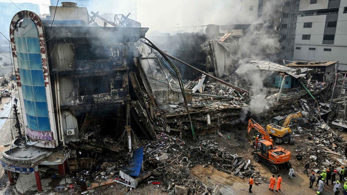 Pencarian dan Penyelamatan Korban Kebakaran Mal di Pakistan Masih Berlanjut