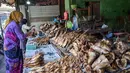 Realisasi itu setara 72,9 persen dari total realisasi penyaluran yang telah mencapai Rp 96 triliun. Adapun target penyaluran KUR UMKM tahun ini naik menjadi Rp 320 triliun. Tampak dalam foto, seorang wanita membeli ikan asap di Surabaya, Jawa Timur, Rabu 6 Mei 2026. (JUNI KRISWANTO/AFP)