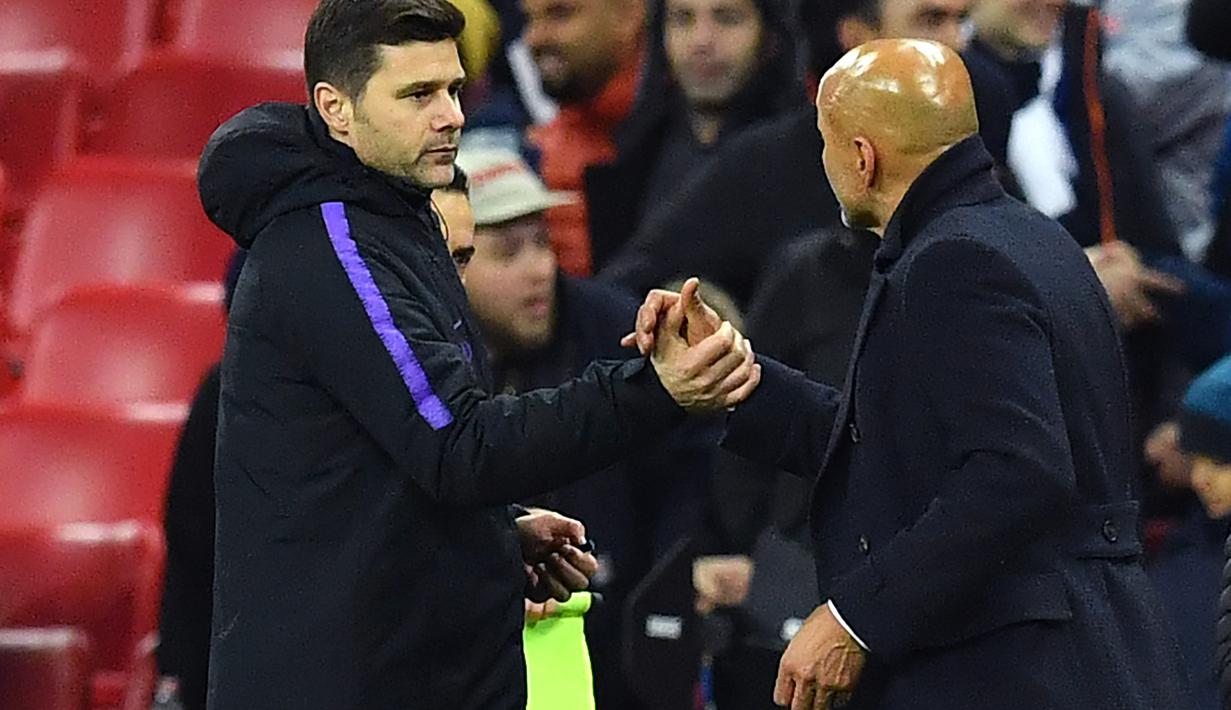 Pochettino dan Luciano Spaletti bersalaman usai wasit meniupkan peluit berakhirnya pertandingan pada laga lanjutan Liga Champions yang berlangsung di stadion Wembley, Inggris, Kamis (29/11). Tottenham Hotspur menang 1-0 atas Inter Milan (AFP/Ben Stansall)