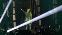Nicki Minaj saat mengajak penonton bernyanyi di atas panggung Powerhouse NYC di Newark, New Jersey pada 29 Oktober 2022. . Minaj menampilkan banyak hits selama setnya termasuk "Hold Yuh" dan "Moment 4 Life" serta lagu-lagu baru seperti "Do We Have A Problem?". (Roy Rochlin/Getty Images untuk iHeartRadio/AFP)