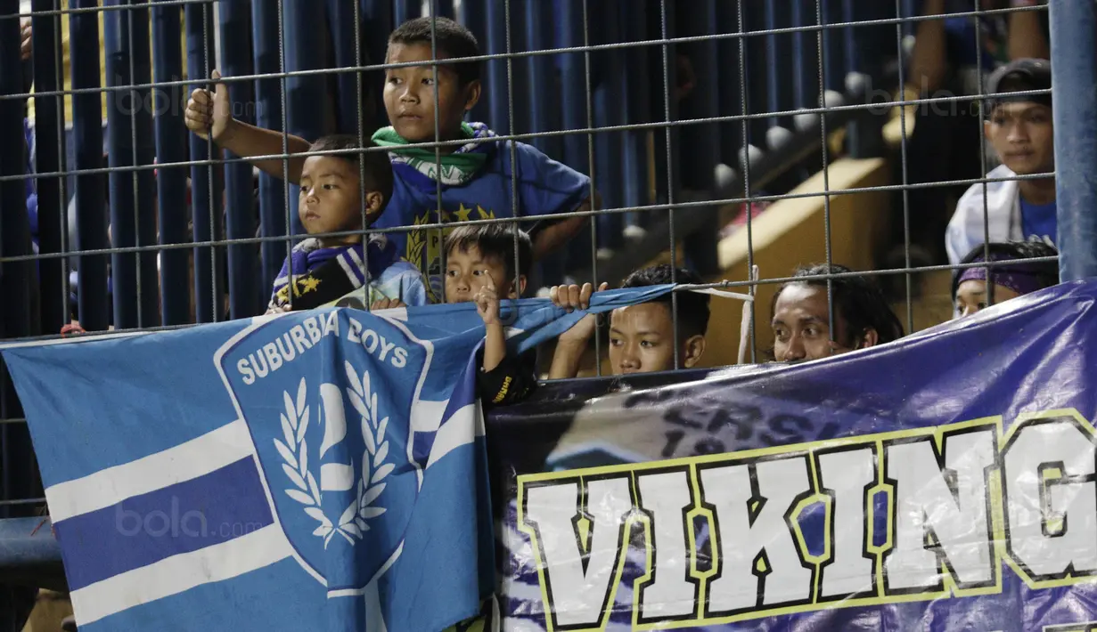 Suporter Persib tampak sedih usai dikalahkan PSM pada laga Piala Presiden di Stadion GBLA, Bandung, Jumat (26/1/2018). Persib tersingkir dari Piala Presiden 2018 setelah takluk 0-1 dari PSM. (Bola.com/M Iqbal Ichsan)