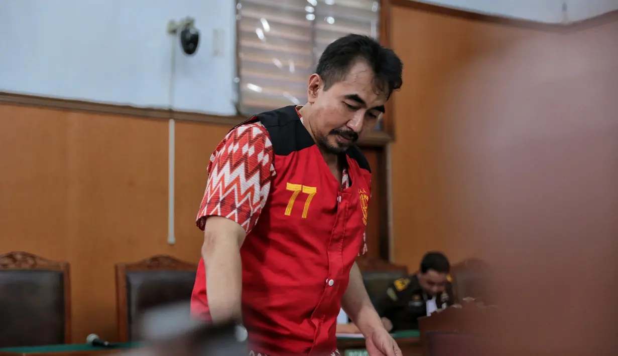 Kuasa hukum Aa Gatot menambahkan, bahwa ada pihak-pihak yang ingin menjatuhkan kliennya.  Ada rekayasa dengan kasus-kasus yang sedang dihadapinya. Bahkan ia melihat ini jebakan. (Adrian Putra/Bintang.com)