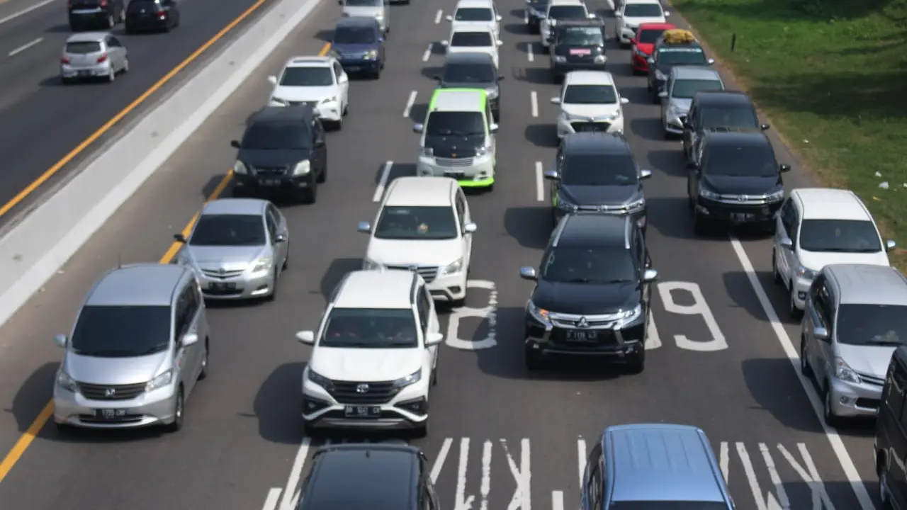 Penumpukan Kendaraan di Ruas Tol Jakarta-Cikampek Saat H+2 Idulfitri, Kamis (6/6/2019). (Foto: Abramena/Liputan6.com)