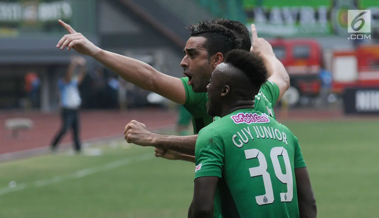 Bek Bhayangkara FC, Otavio Dutra bersama Guy Junior Nke merayakan golnya ke gawang Sriwijaya FC pada lanjutan Liga 1 Indonesia di Stadion Patriot Candrabhaga, Bekasi, Minggu (20/8). Bhayangkara FC menang 2-1. (Liputan6.com/Helmi Fithriansyah)