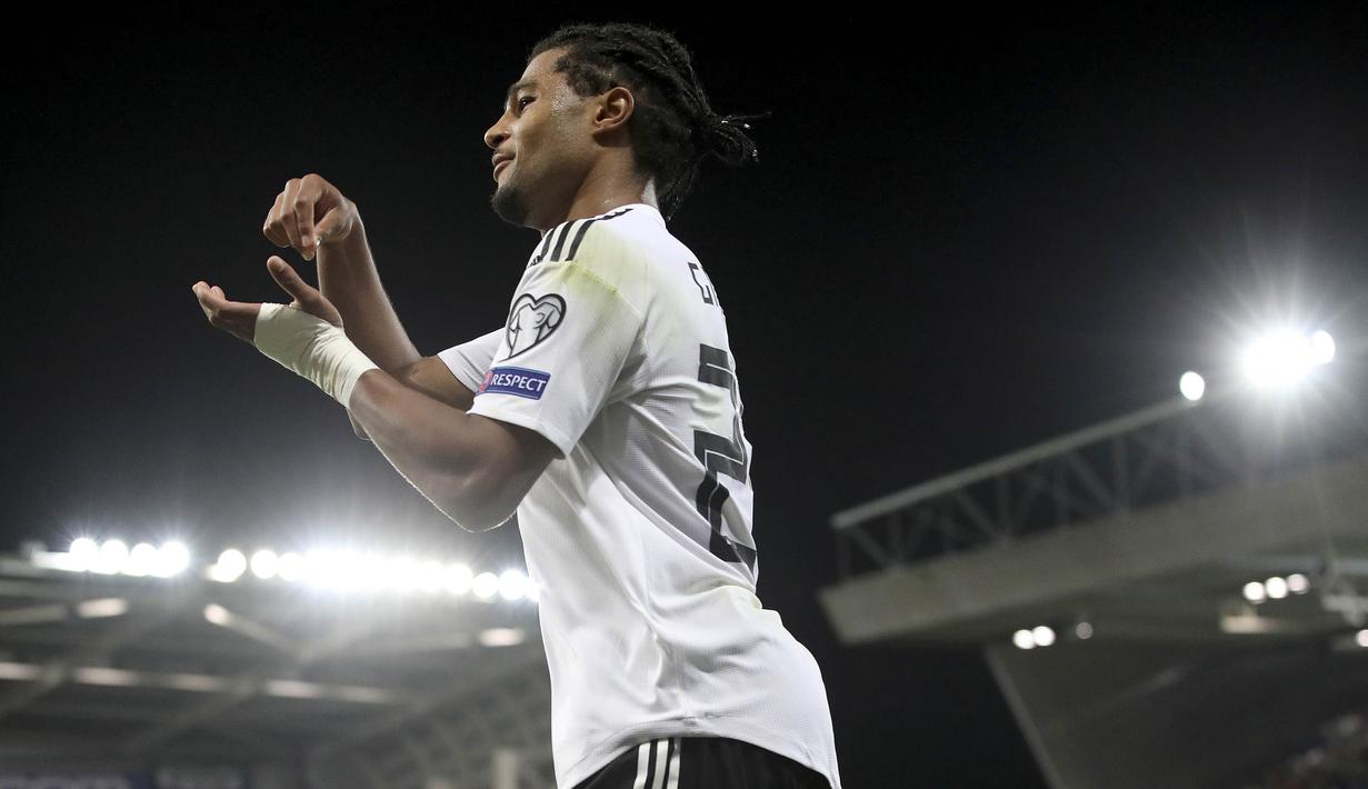 Gelandang Jerman, Serge Gnabry, merayakan gol yang dicetaknya ke gawang Irlandia Utara pada laga Kualifikasi Piala Eropa 2020 di Windsor Park, Belfast, Senin (9/9). Irlandia Utara kalah 0-2 dari Jerman. (AFP/Paul Faith)