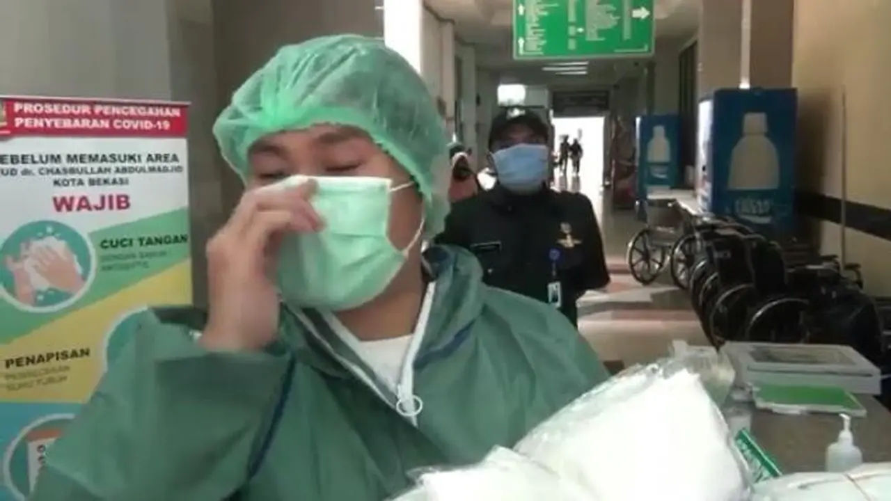 Petugas medis RSUD Kota Bekasi menangis saat menerima bantuan APD dari warga