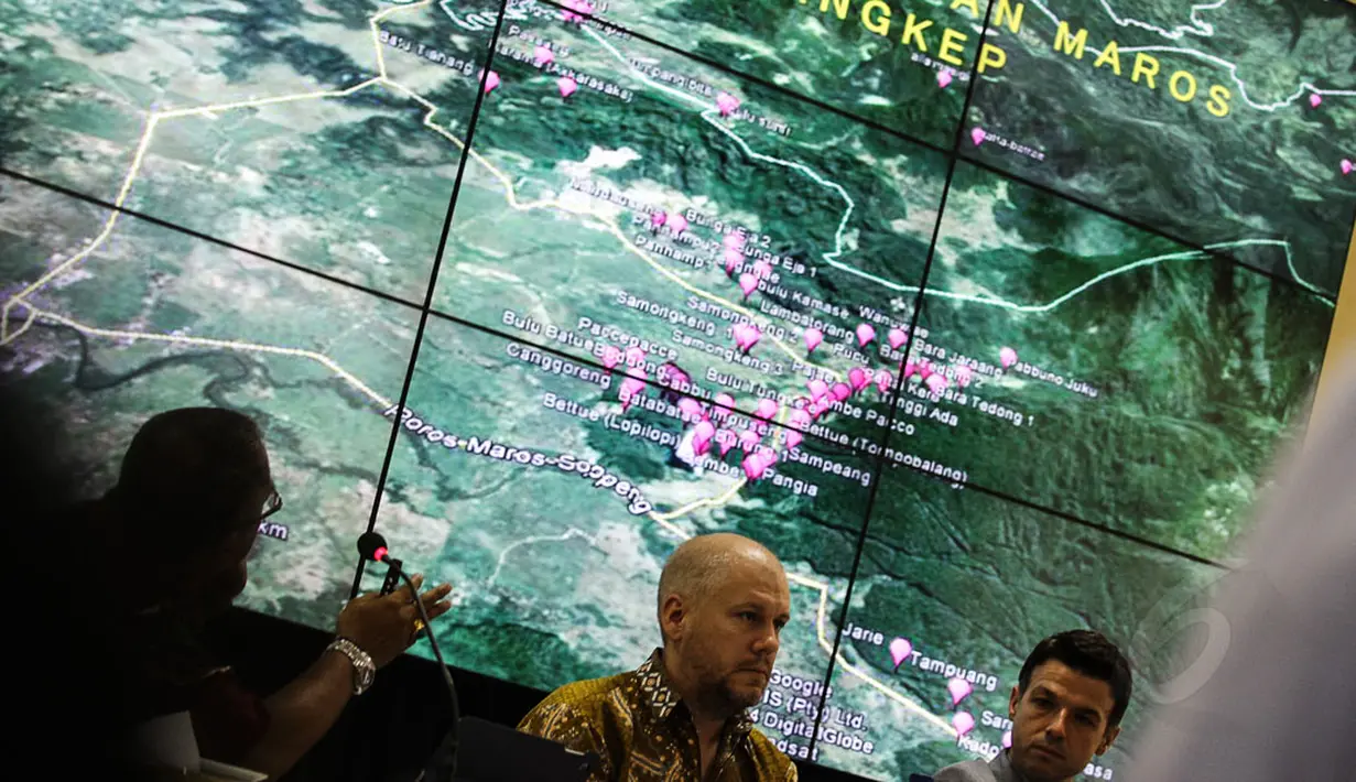 Sejumlah arkeolog menunjukkan beberapa lokasi ditemukannya lukisan gua yang ada di Maros, Sulsel, saat konferensi pers di Gedung Pusat Arkeologi Nasional, (9/10/2014). Diperkirakan lukisan tersebut berusia 40 ribu tahun. (Liputan6.com/Faizal Fanani