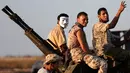 Sejumlah pasukan Libya yang berkoalisi dengan PBB saat bertempur dengan ISIS di Sirte, Libya, (4/8). Pasukan Libya yang bersekutu dengan PBB kembali bertempur dengan melancarkan serangan roket ntuk merebut kembali kota Sirte. (REUTERS/Goran Tomasevic) 