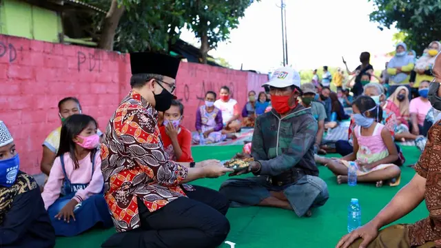 Ulang Tahun Terakhir di Masa Jabatan, Bupati Anas Makan Lesehan Bareng Warga