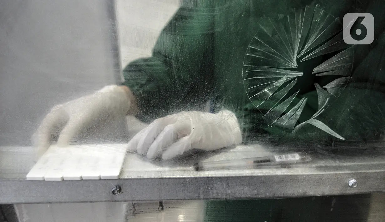 Tenaga kesehatan merapikan tespack saat melakukan rapid test antigen COVID-19 terhadap calon penumpang bus antarkota antarprovinsi (AKAP) di Terminal Pulogebang, Jakarta, Rabu (30/12/2020). Layanan ini dibanderol dengan harga Rp 150 ribu per orang. (merdeka.com/Iqbal S. Nugroho)
