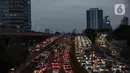 <p>Kendaraan terjebak kemacetan di Pancoran, Jakarta, Kamis (21/4/2022). Kemacetan tersebut dikarenakan banyaknya (peningkatan volume) kendaraan di jalan di sekitar jam berbuka puasa. (Liputan6.com/Johan Tallo)</p>