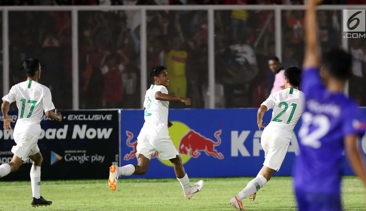 Pemain belakang Timnas Indonesia U-16, Alfin Farhan Lestaluhu (kedua kiri) merayakan golnya ke gawang Filipina U-16 pada laga kualifikasi Piala AFC U-16 2020 Grup G di Stadion Madya Gelora Bung Karno, Jakarta, Senin (16/9/2019). Indonesia U-16 unggul 4-0. (Liputan6.com/Helmi Fithriansyah)