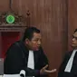 Kuasa hukum berdiskusi dengan Saipul Jamil sebelum sidang dimulai di Pengadilan Negeri Jakarta Utara, Rabu (18/05). Sidang dengan agenda pemeriksaan saksi-saksi dari Jaksa Penuntut Umum (JPU) yang menghadirkan korban DS. (Liputan6.com/Herman Zakharia)