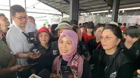Istri Calon Presiden (Capres) nomor urut 3 Ganjar Pranowo, Siti Atikoh menyambangi Pasar Bersehati di Kota Manado, Sulawesi Utara, Rabu (17/1/2024). (Liputan6.com/Delvira Hutabarat)