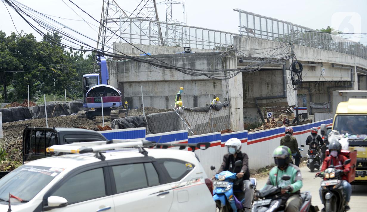 Suasana lalu lintas dekat lokasi proyek pembangunan jembatan di atas Jalan Tol Serpong-Cinere di Serua, Tangerang Selatan, Banten, Kamis (12/11/2020). Jembatan tersebut dibangun untuk menghubungkan jalan utama Serua dan Ciater. (merdeka.com/Dwi Narwoko)