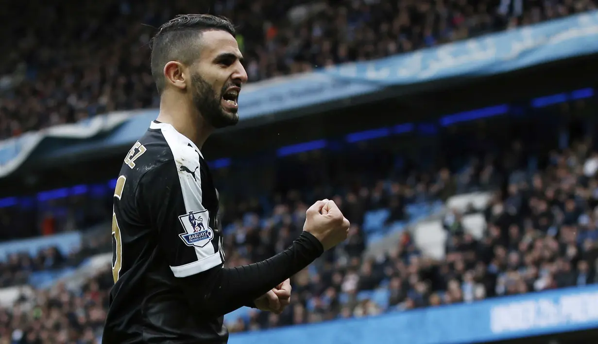 Pemain Leicester City, Riyad Mahrez menjadi pencetak gol kedua bagi timnya saat melawan Manchester City pada lanjutan Liga Premier Inggris pekan ke-25 di Etihad Stadium, Manchester, Sabtu (6/2/2016). (AFP/Adrian Dennis) 