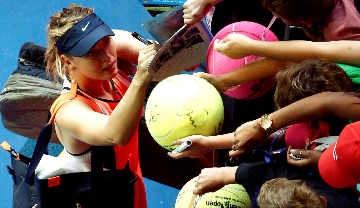 Penonton saat meminta tanda tangan Maria Sharapova usai memenangkan pertandingan putaran ketiga melawan Lauren Davis di turnamen Australia Open 2016 di Melbourne Park, Australia, (22/1). Sharapova menang 6-1, 6-7(5), dan 6-0. (REUTERS/Jason Reed)